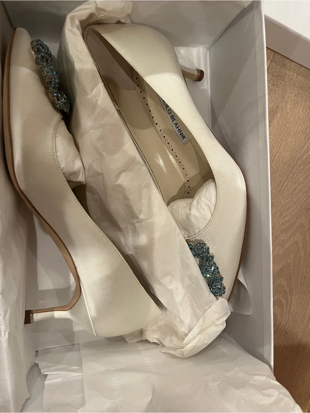 Manolo Blahnik Hangis 50 white Satin Pointed Kitten Heel Pumps